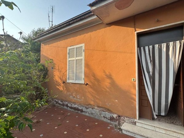 casa indipendente in vendita a Frosinone in zona Le Rase