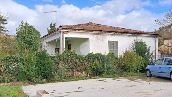 casa indipendente in vendita a Frosinone