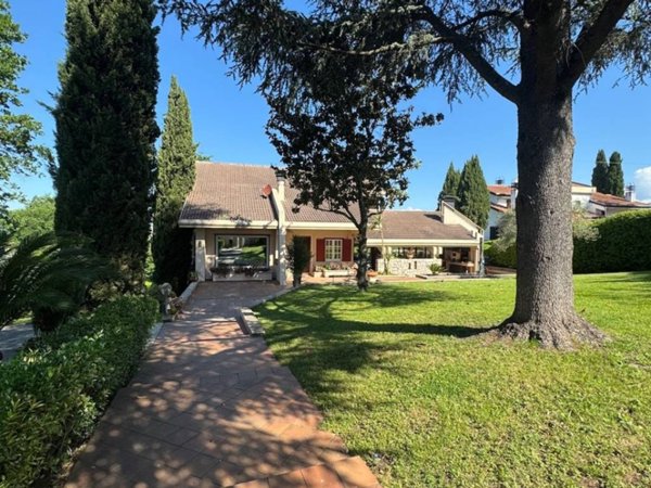casa indipendente in vendita a Frosinone in zona Le Rase