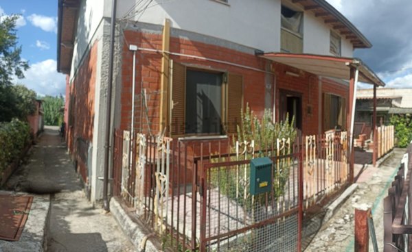 casa indipendente in vendita a Frosinone