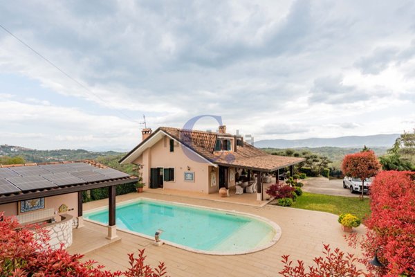 casa indipendente in vendita a Frosinone