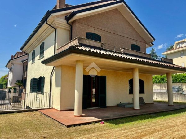 casa indipendente in vendita a Frosinone