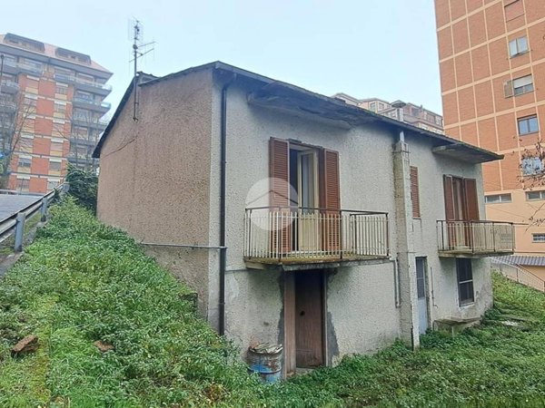 casa indipendente in vendita a Frosinone