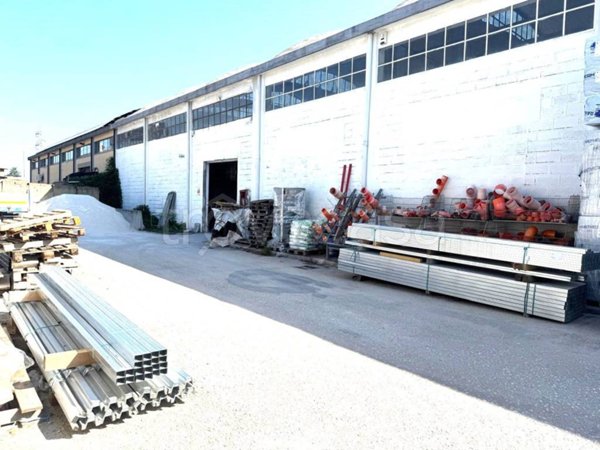 locale commerciale in vendita a Frosinone