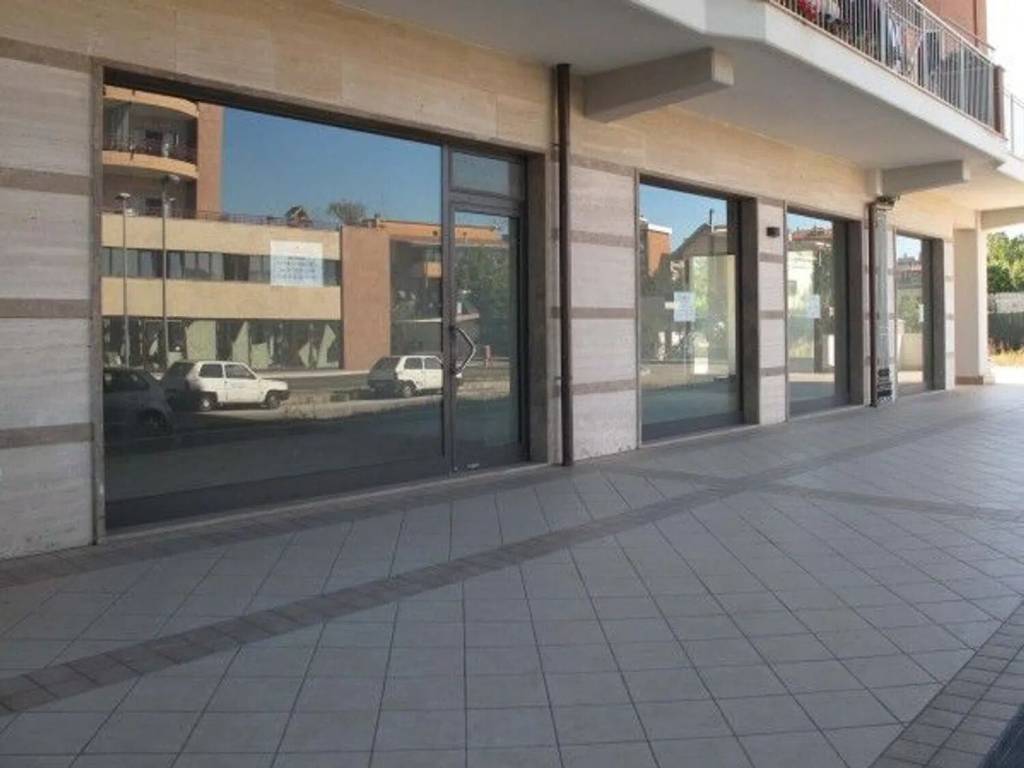 negozio in vendita a Frosinone