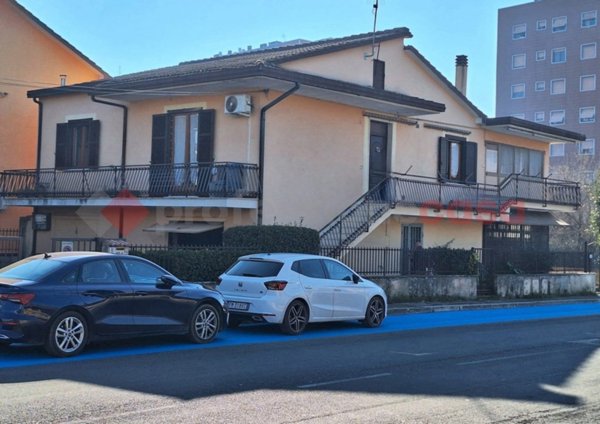 casa indipendente in vendita a Frosinone