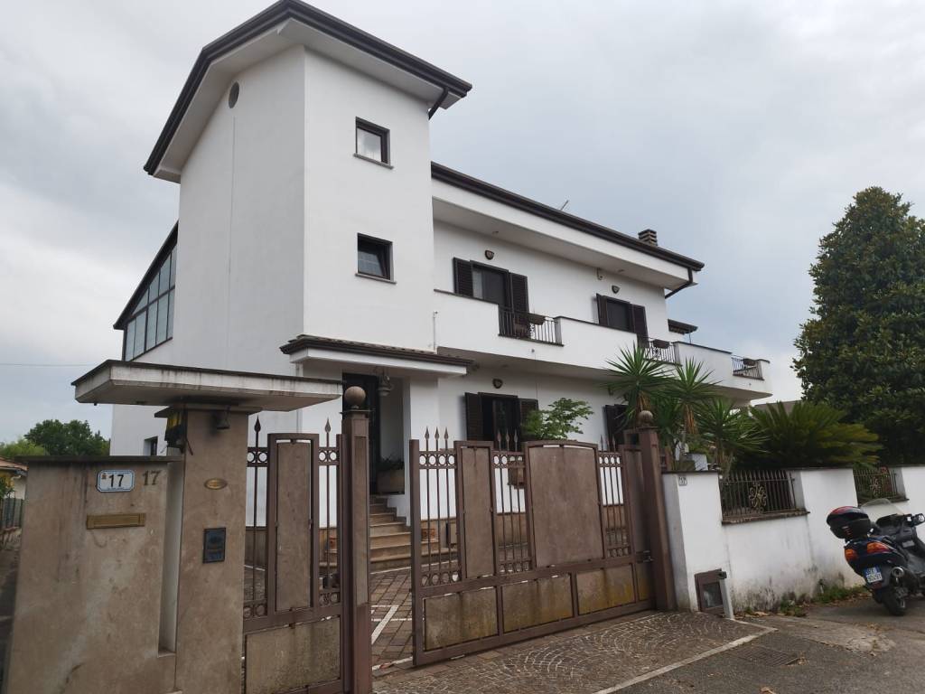 casa indipendente in vendita a Frosinone