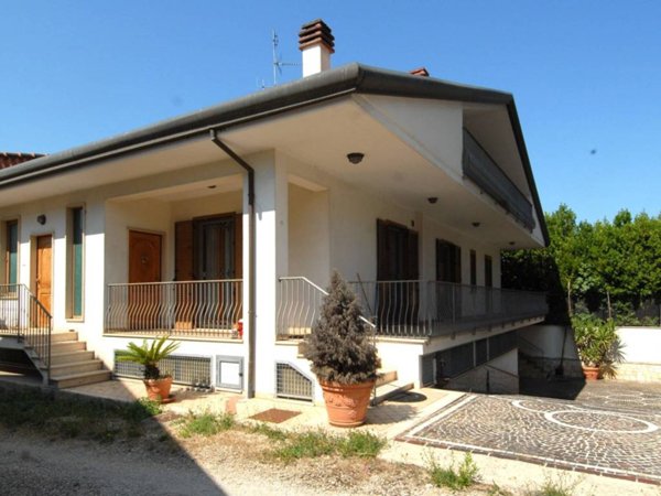 casa indipendente in vendita a Frosinone