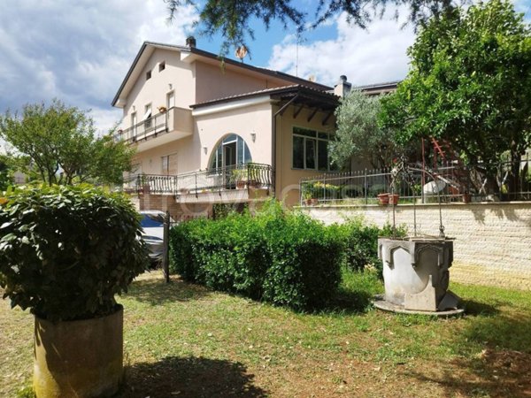 casa indipendente in vendita a Frosinone