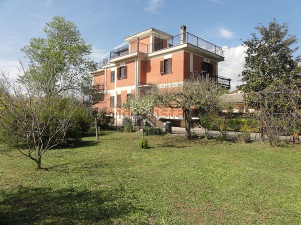 casa indipendente in vendita a Frosinone