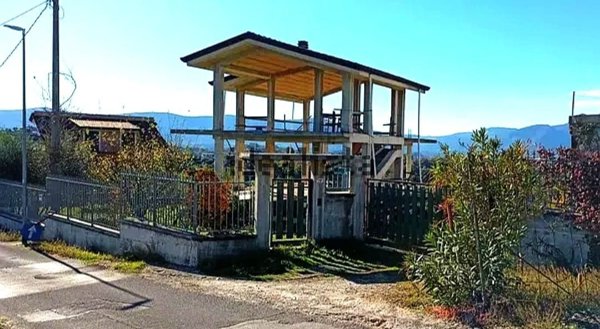 casa indipendente in vendita a Frosinone