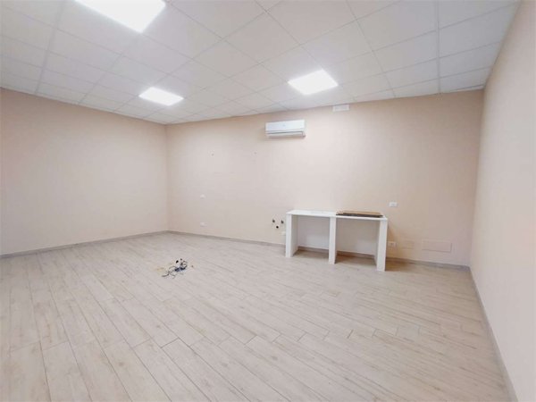 locale commerciale in vendita a Frosinone