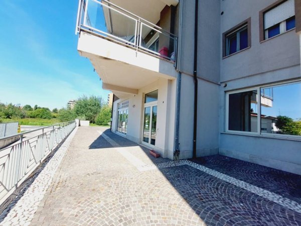 locale commerciale in vendita a Frosinone