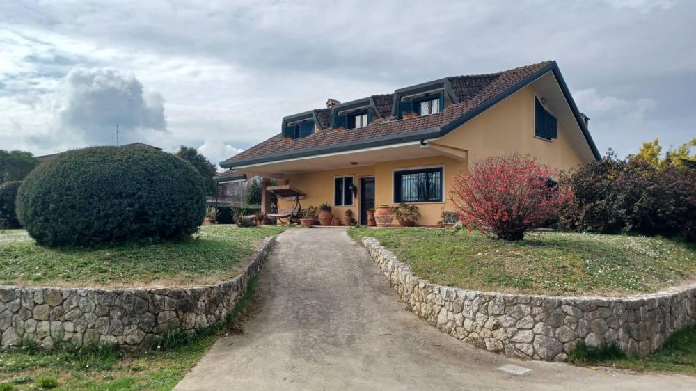 casa indipendente in vendita a Frosinone