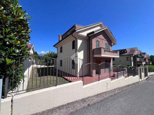 casa indipendente in vendita a Frosinone