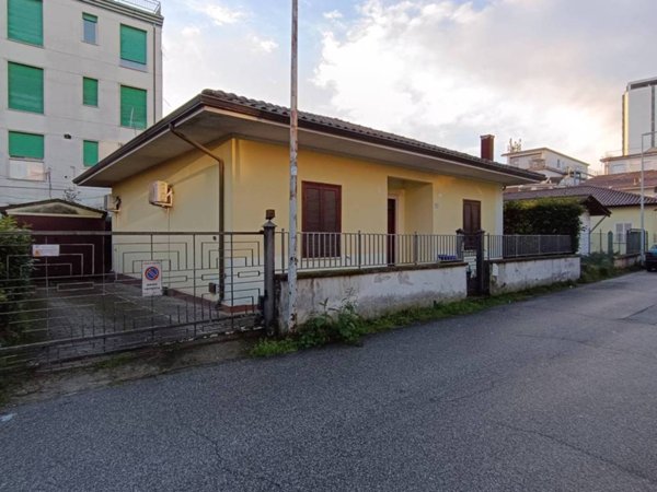casa indipendente in vendita a Frosinone