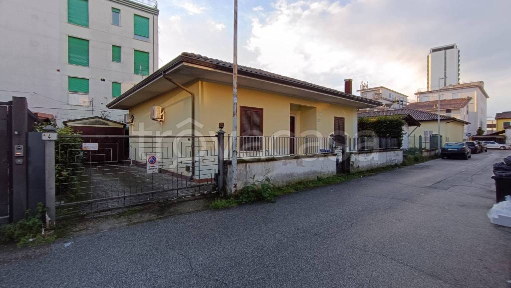 casa indipendente in vendita a Frosinone