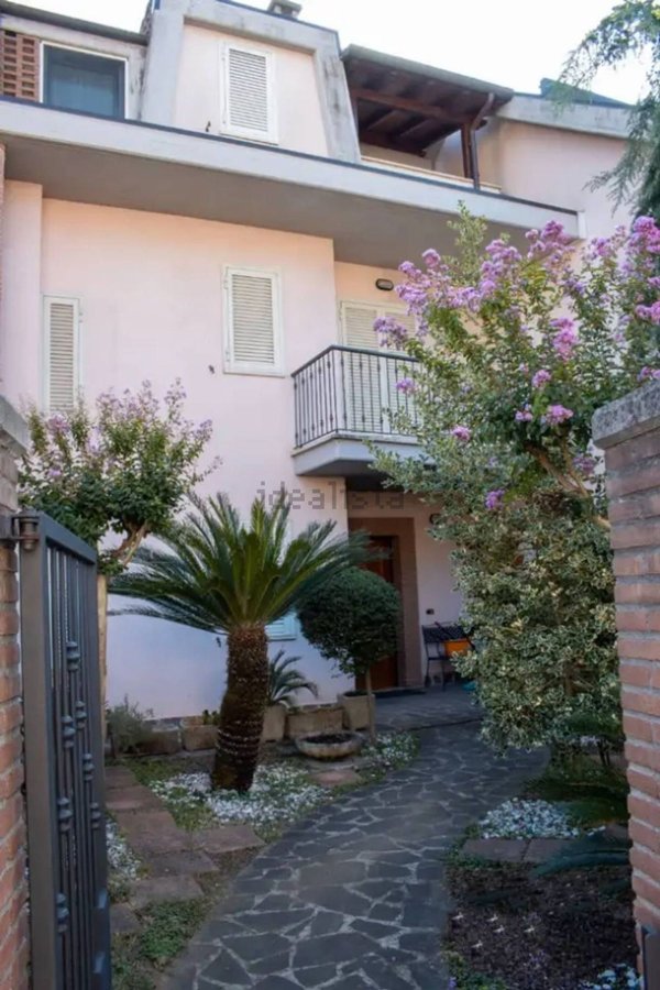 casa indipendente in vendita a Frosinone