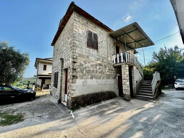 casa indipendente in vendita a Frosinone