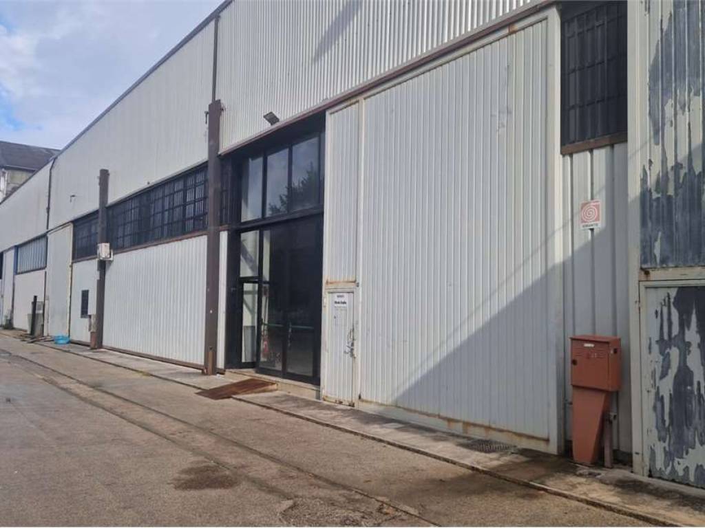 locale commerciale in vendita a Frosinone