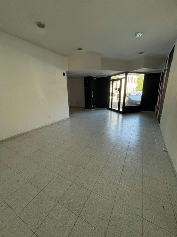 locale commerciale in vendita a Frosinone