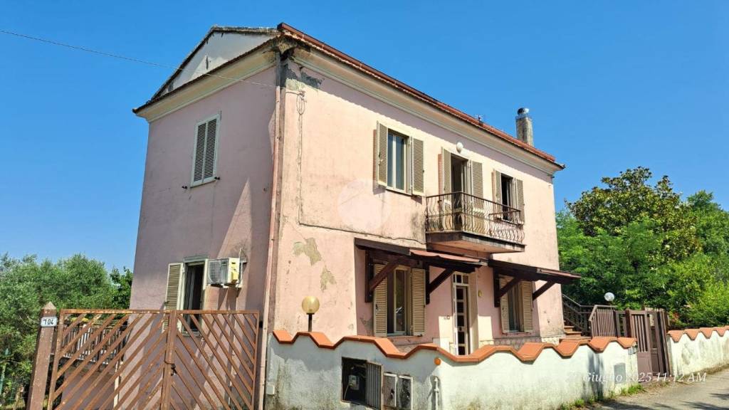 casa indipendente in vendita a Frosinone