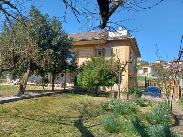 casa indipendente in vendita a Frosinone