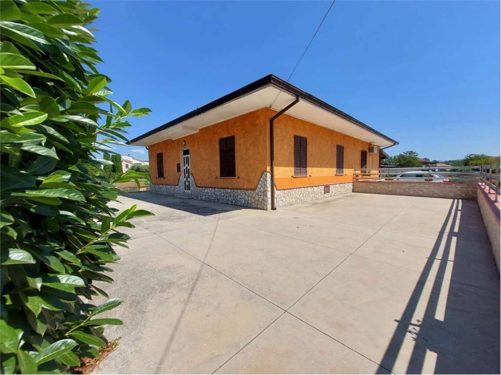 casa indipendente in vendita a Frosinone in zona Le Rase