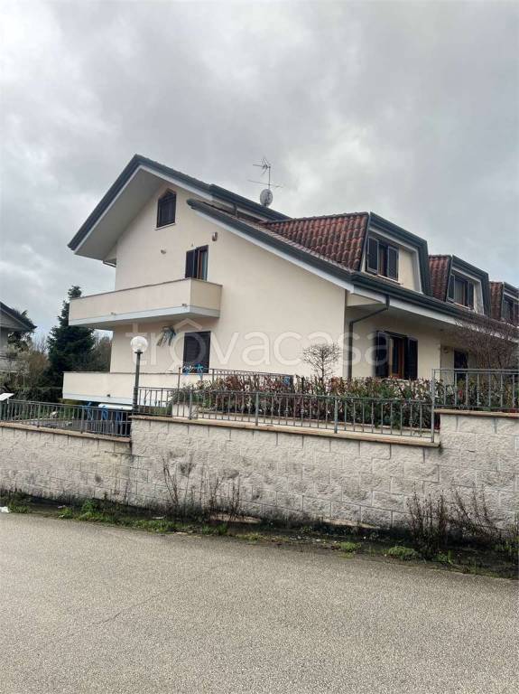 casa indipendente in vendita a Frosinone