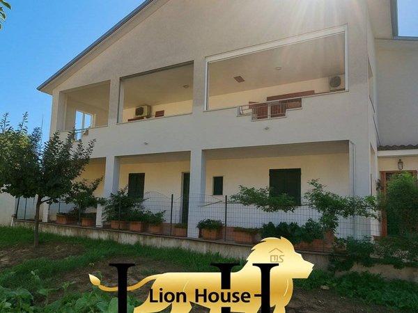 casa indipendente in vendita a Frosinone