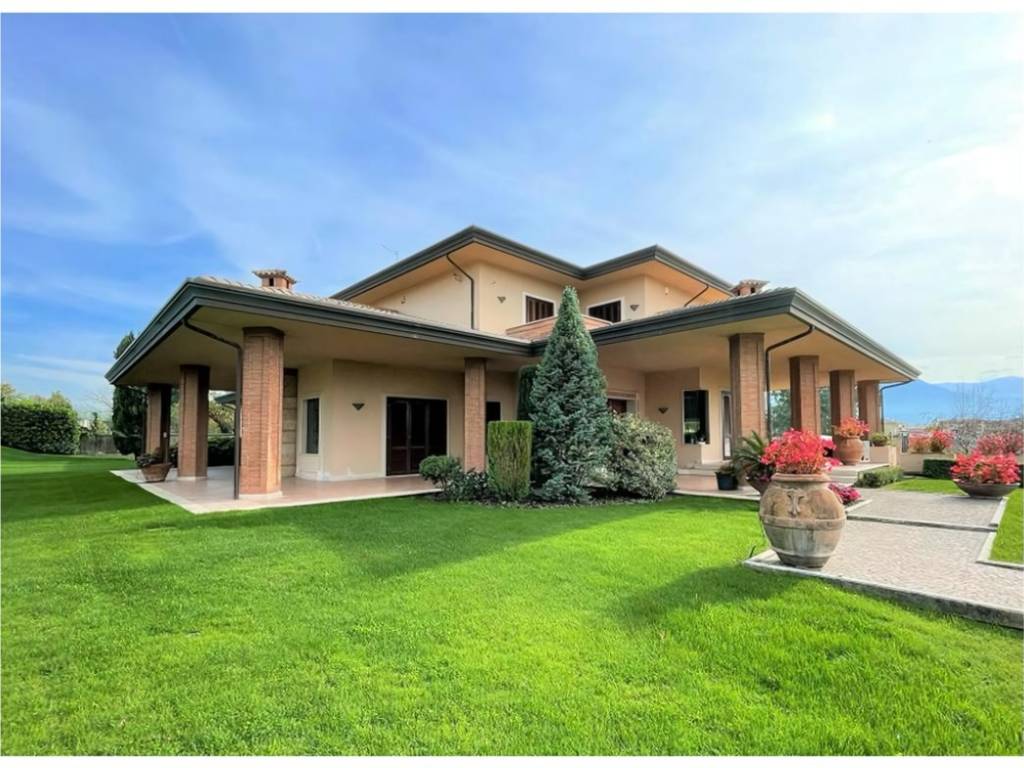 casa indipendente in vendita a Frosinone