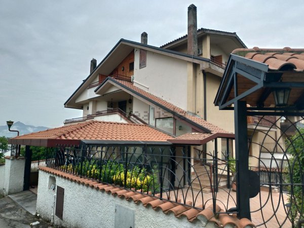 casa indipendente in vendita a Frosinone