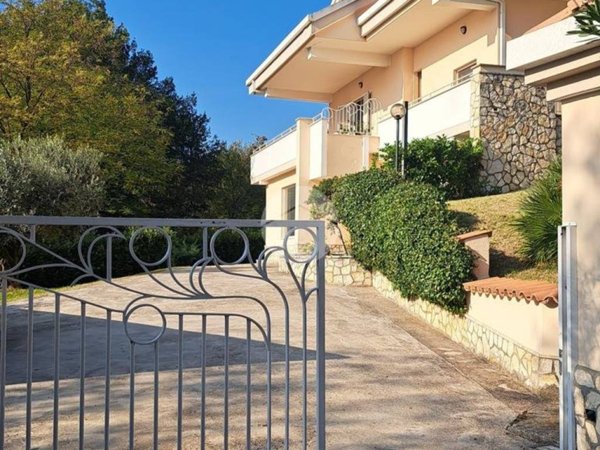 casa indipendente in vendita a Frosinone in zona Le Rase