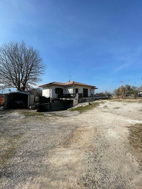 casa indipendente in vendita a Frosinone