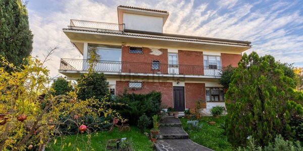 casa indipendente in vendita a Frosinone