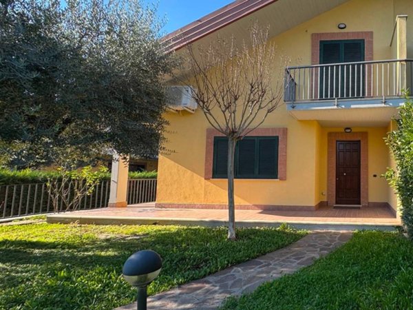 casa indipendente in vendita a Frosinone