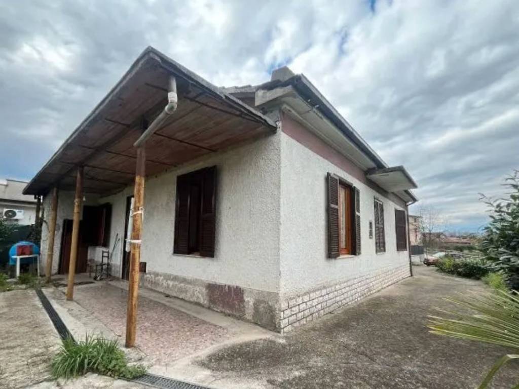 casa indipendente in vendita a Frosinone in zona Le Rase