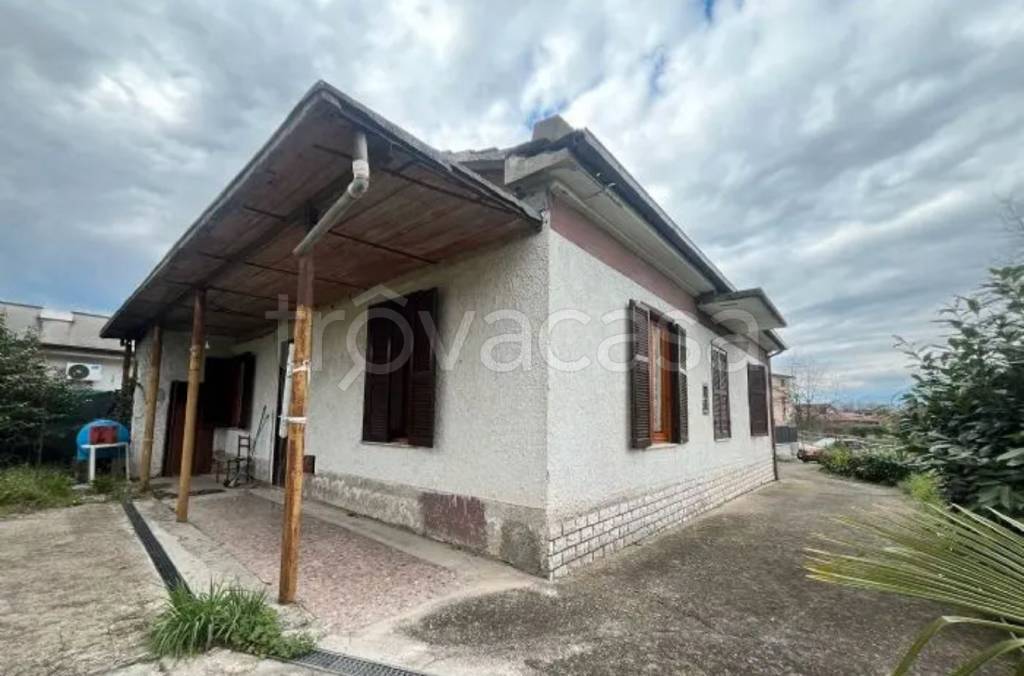 casa indipendente in vendita a Frosinone