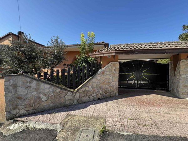 casa indipendente in vendita a Frosinone in zona Le Rase