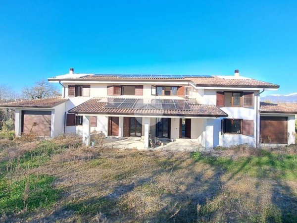 casa indipendente in vendita a Frosinone in zona Le Rase