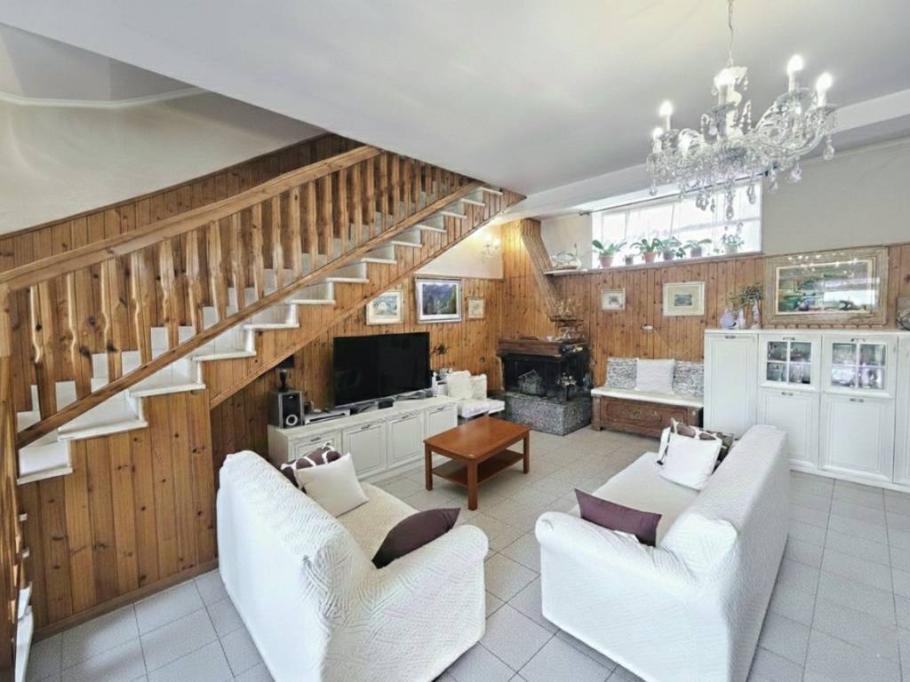 casa indipendente in vendita a Frosinone