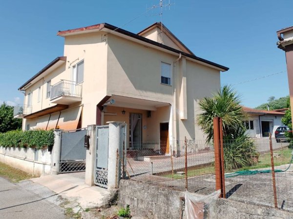 casa indipendente in vendita a Frosinone in zona Le Rase