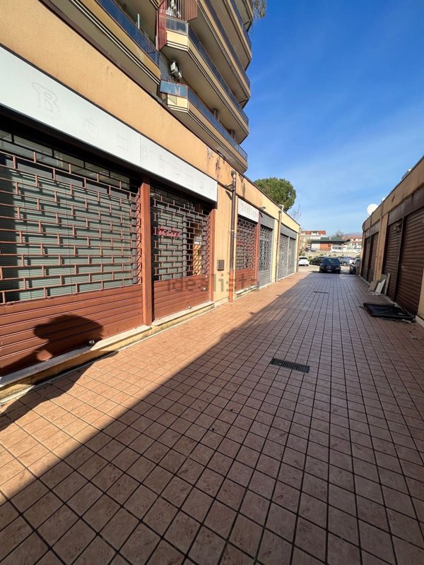 locale commerciale in vendita a Frosinone