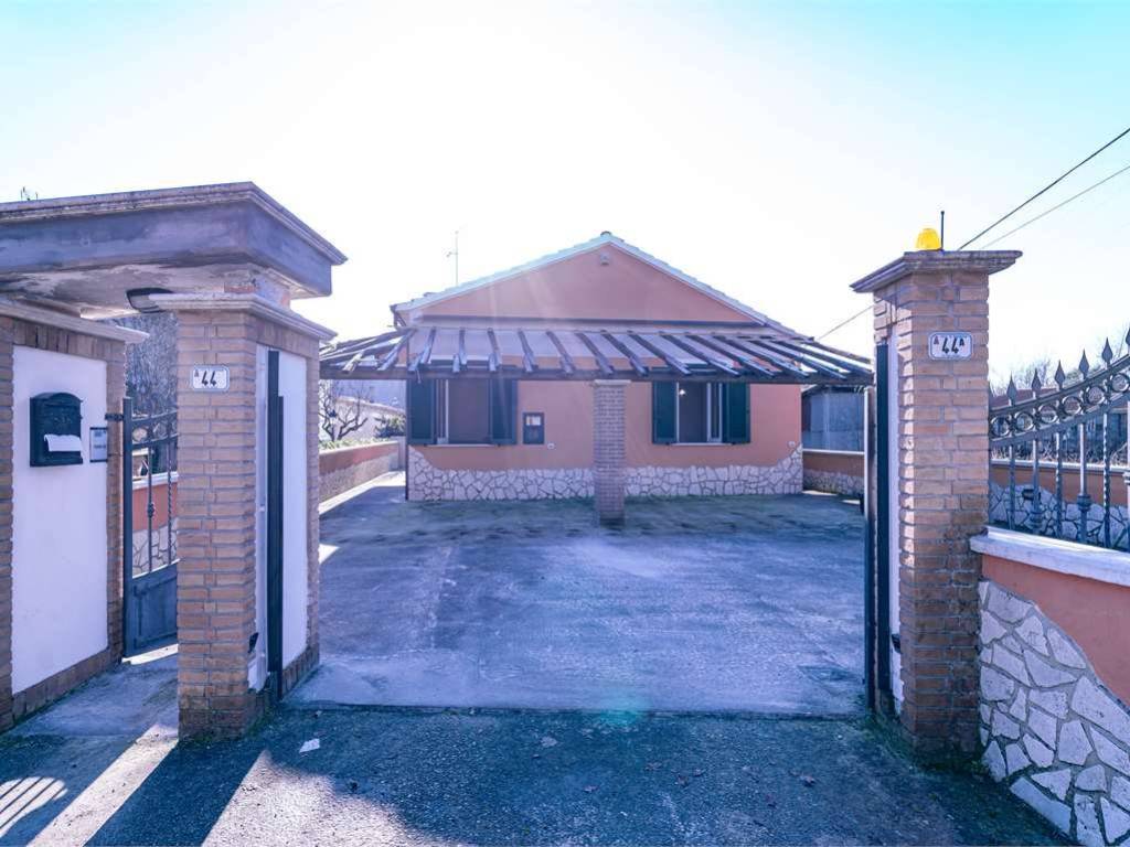 casa indipendente in vendita a Frosinone in zona Le Rase