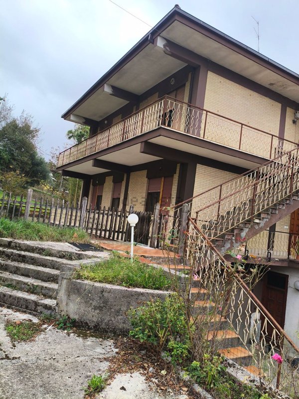 casa indipendente in vendita a Frosinone