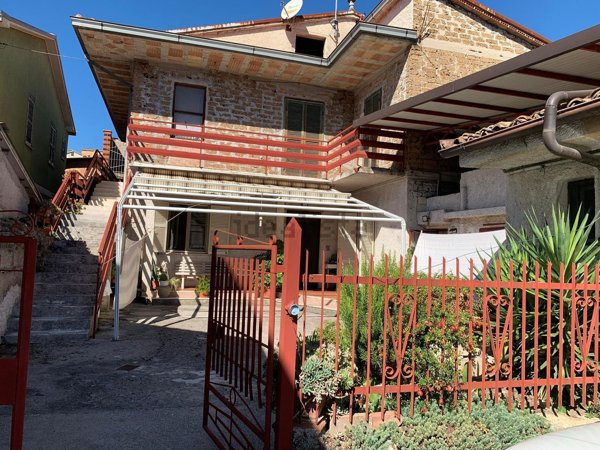 casa indipendente in vendita a Frosinone