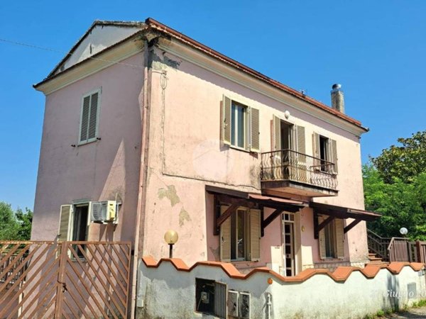 casa indipendente in vendita a Frosinone in zona Le Rase