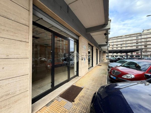 locale commerciale in vendita a Frosinone