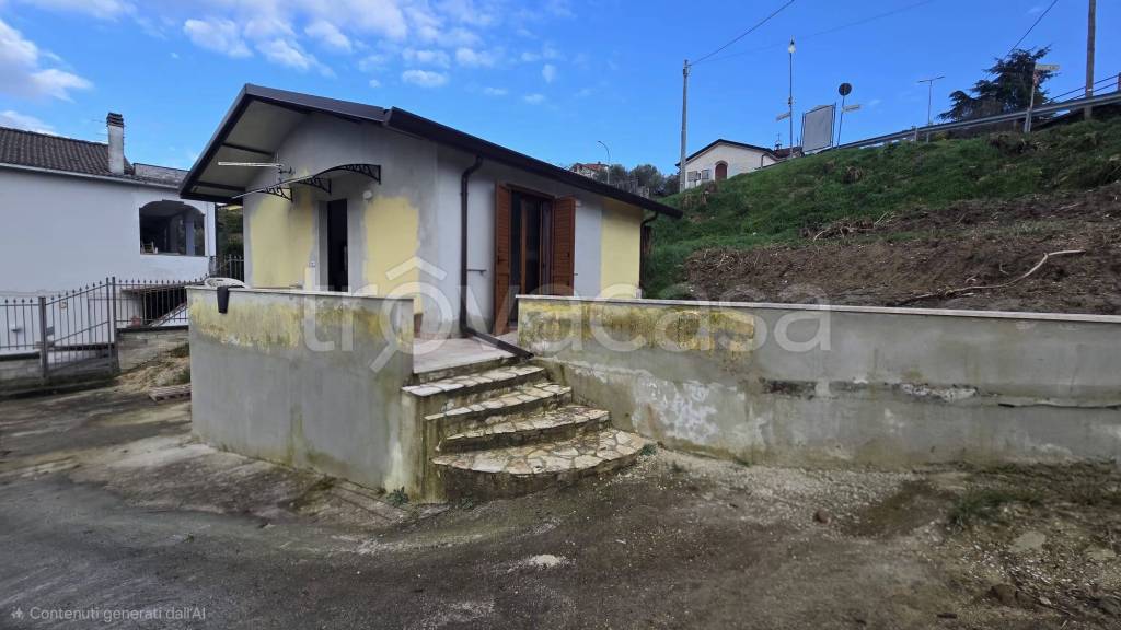 casa indipendente in vendita a Frosinone