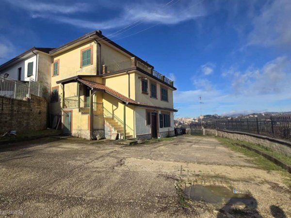casa indipendente in vendita a Frosinone in zona Le Rase